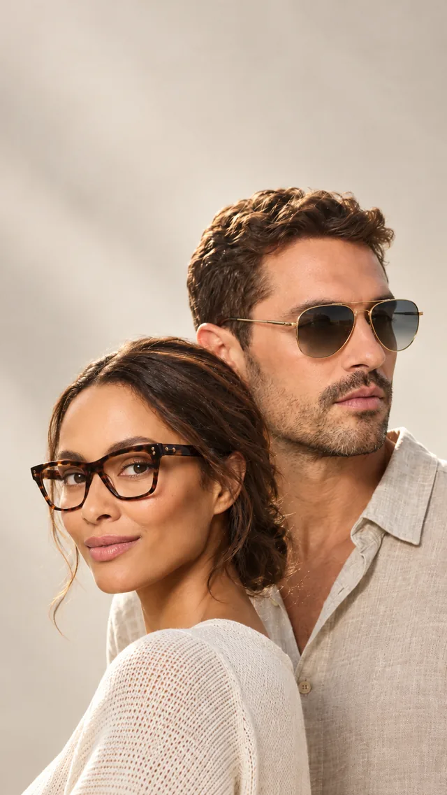 Mulher com óculos de grau de acetato tartaruga e homem com óculos de sol aviador dourado de lentes degradê