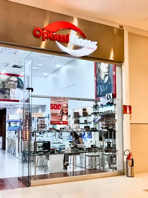 Fachada da Optical Classic, com o letreiro da marca sobre a vitrine de vidro