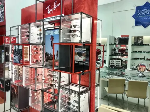 Expositor da Ray-Ban com óculos de sol em nichos iluminados