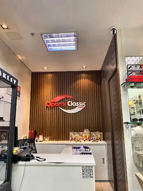 Recepção da loja, com o logo da Optical Classic em painel ripado de madeira