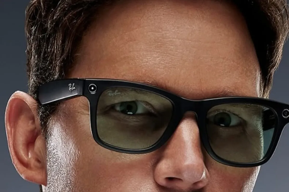 Homem usando óculos Ray-Ban Meta pretos, com a câmera integrada ao lado da lente